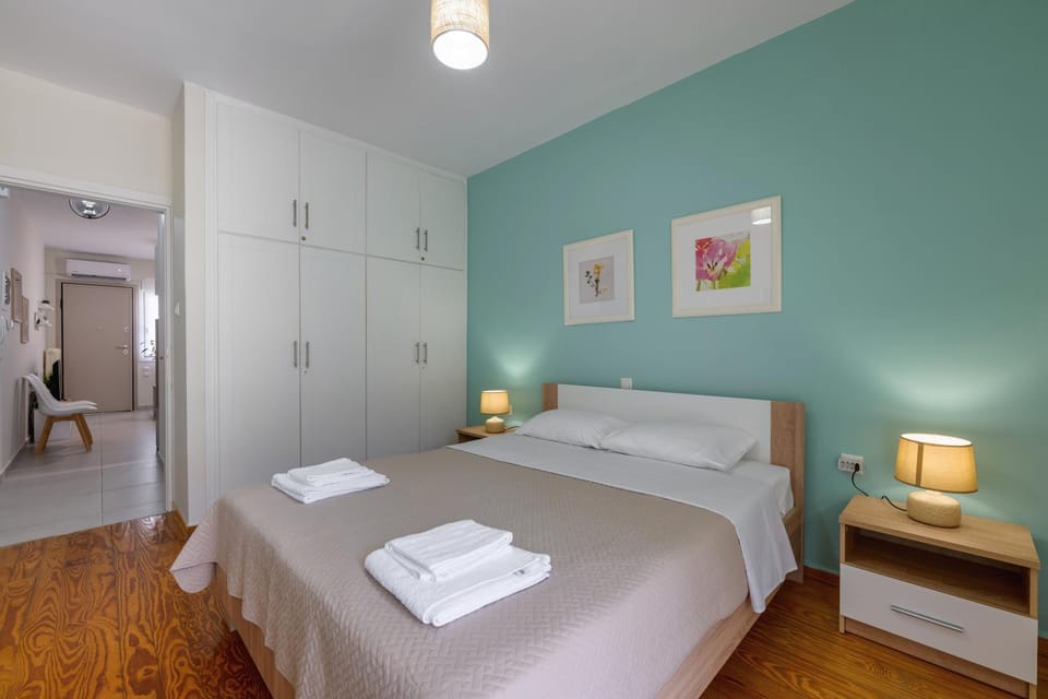 Bedroom, towels, wardrobe