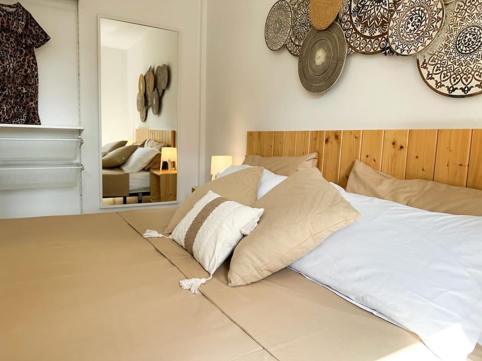 Bed, Photo of the whole room, Decorative detail, Bedroom