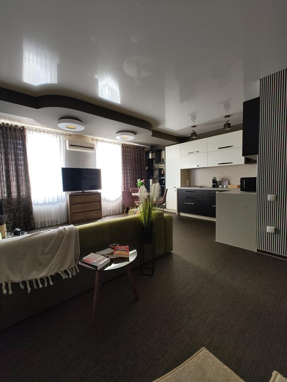 TV and multimedia, Kitchen or kitchenette, Living room, Seating area, Dining area, stove