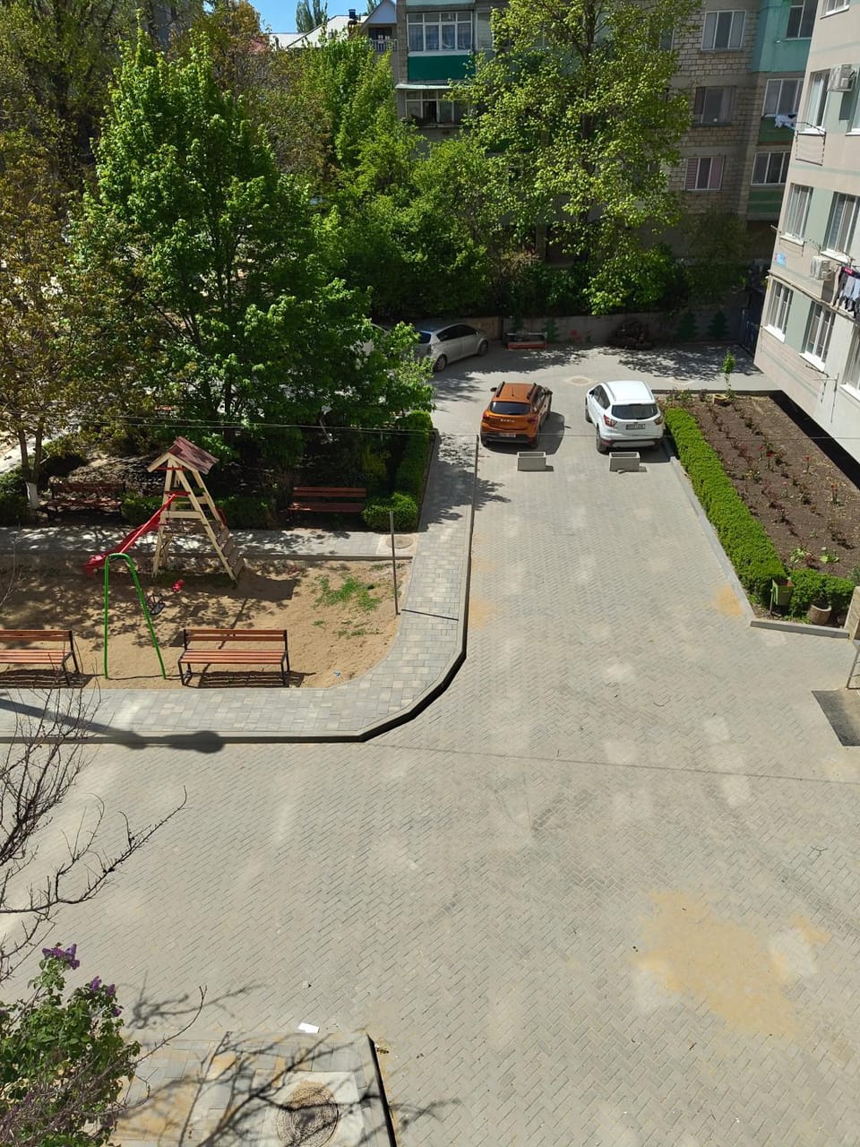Property building, Day, Neighbourhood, Garden, Garden view, Street view, Location, Parking