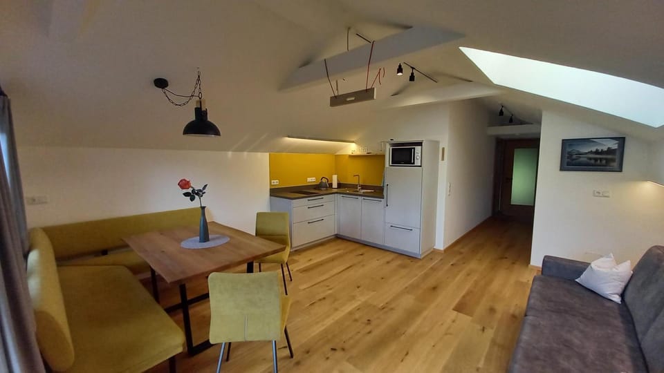 Kitchen or kitchenette, Living room, Seating area, Dining area