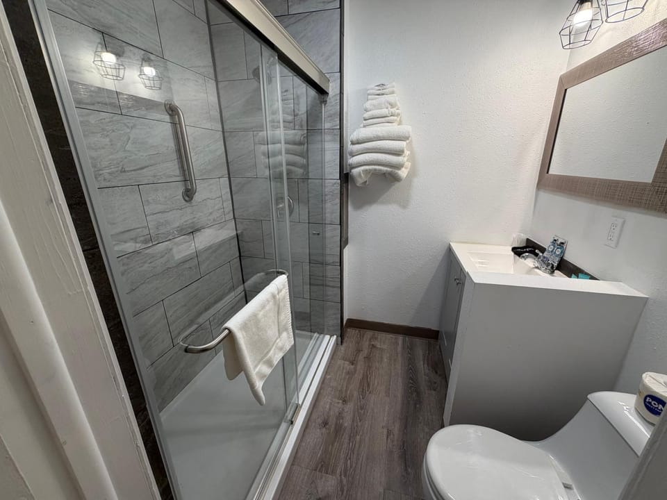Shower, Toilet, Bathroom, towels