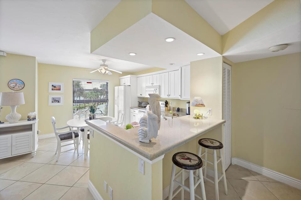 Riverfront condo in Olde Marco with pools/tennis House in Marco Island