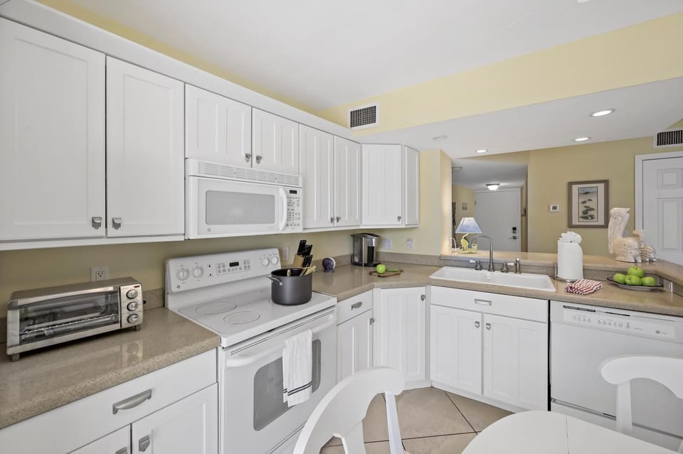 Riverfront condo in Olde Marco with pools/tennis House in Marco Island