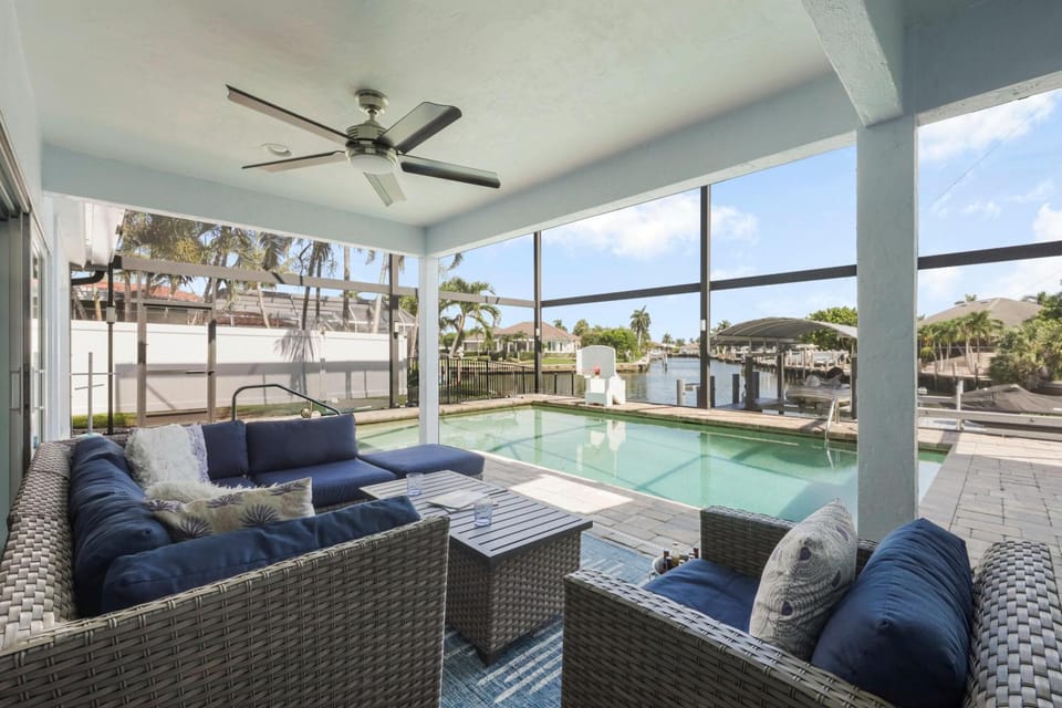 Sunny pet-friendly waterfront home with pool and spa House in Marco Island
