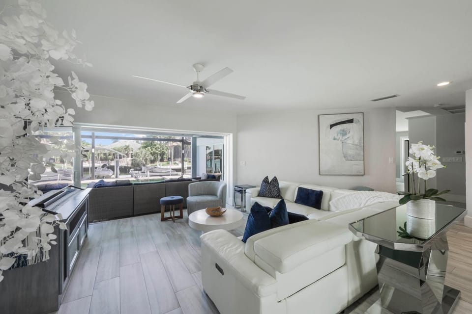 Sunny pet-friendly waterfront home with pool and spa House in Marco Island