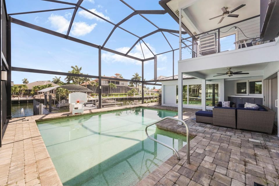 Sunny pet-friendly waterfront home with pool and spa House in Marco Island