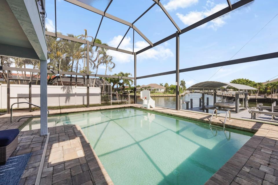 Sunny pet-friendly waterfront home with pool and spa House in Marco Island