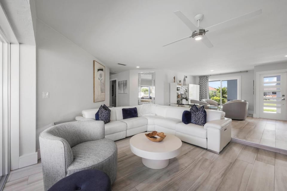 Sunny pet-friendly waterfront home with pool and spa House in Marco Island