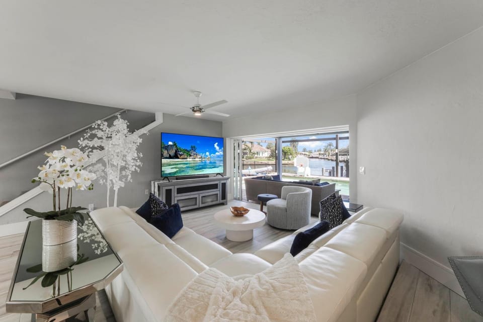 Sunny pet-friendly waterfront home with pool and spa House in Marco Island