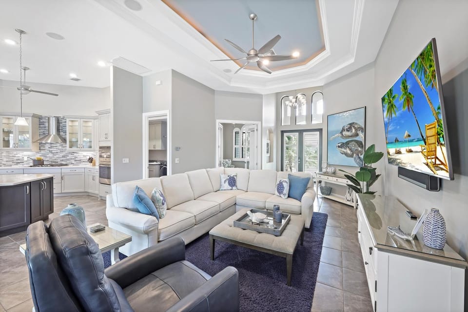 Waterfront home with W exposure, pool and spa House in Marco Island