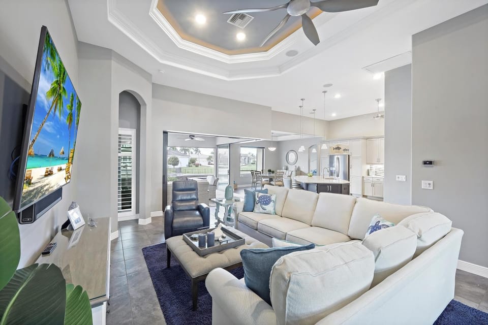 Waterfront home with W exposure, pool and spa House in Marco Island