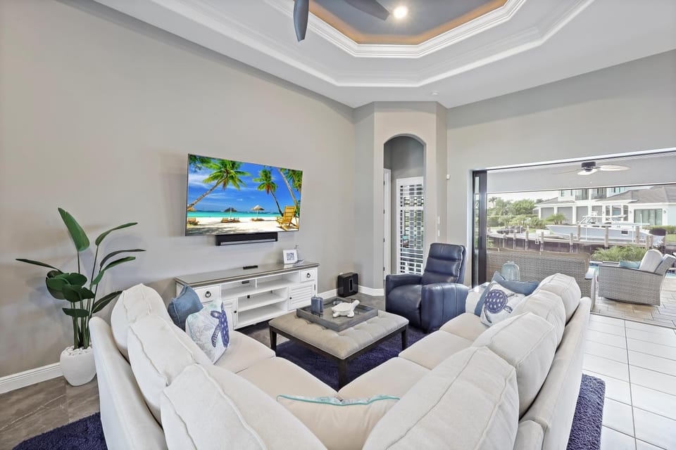 Waterfront home with W exposure, pool and spa House in Marco Island