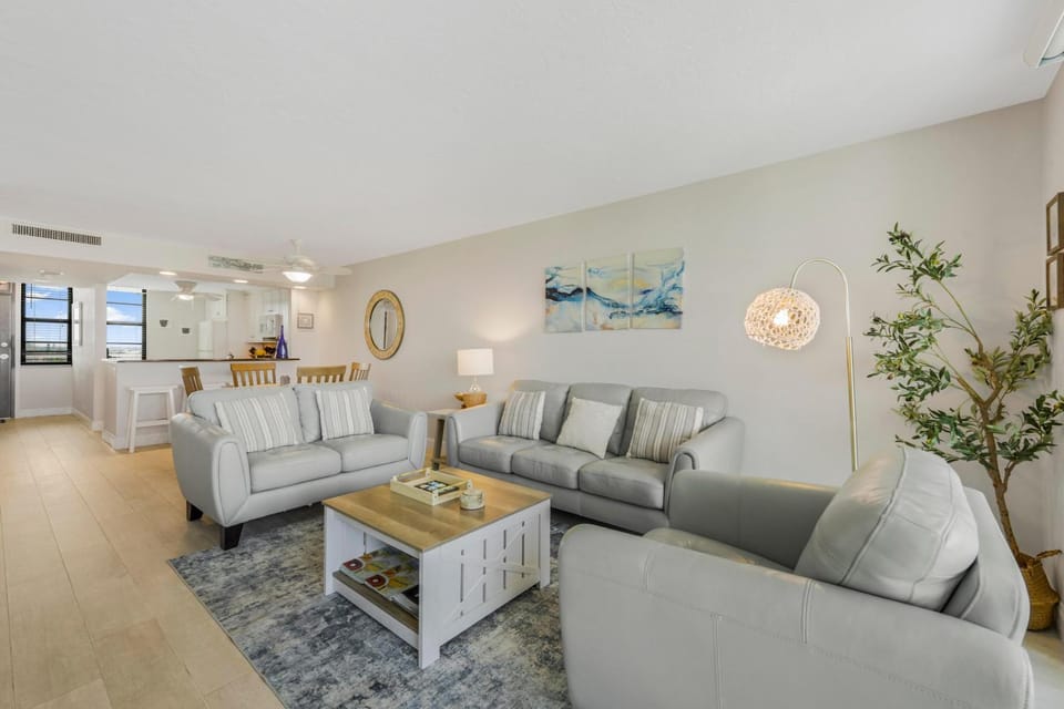 SW-facing beachfront condo with pool/gym/pickleball House in Marco Island