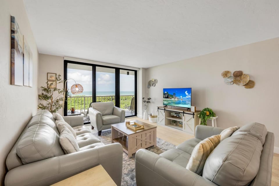 SW-facing beachfront condo with pool/gym/pickleball House in Marco Island