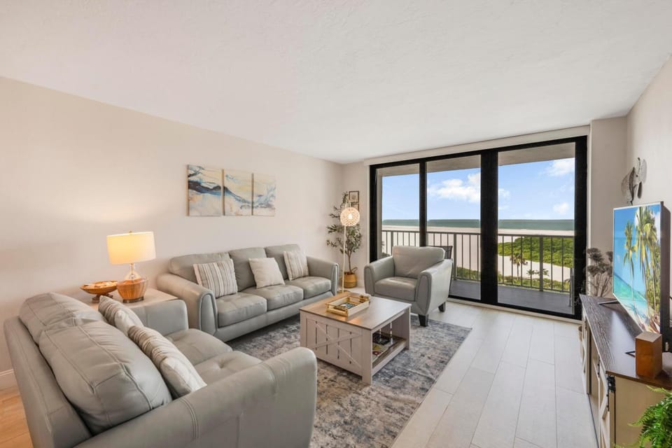 SW-facing beachfront condo with pool/gym/pickleball House in Marco Island