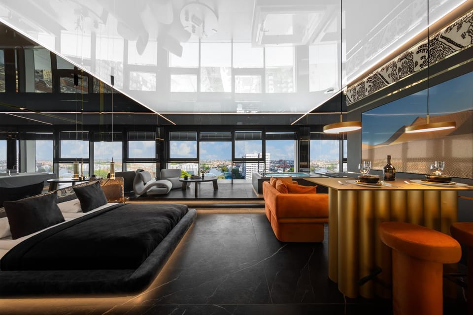 View (from property/room), Kitchen or kitchenette, Living room, Seating area, City view, River view