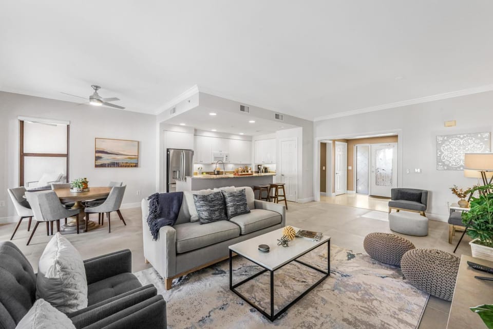Exquisite condo with two balconies overlooking bay House in Marco Island