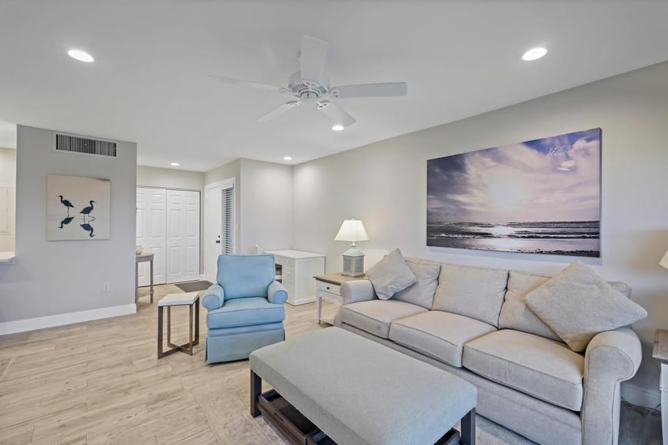 Garden unit with pool, grills and beach access House in Marco Island