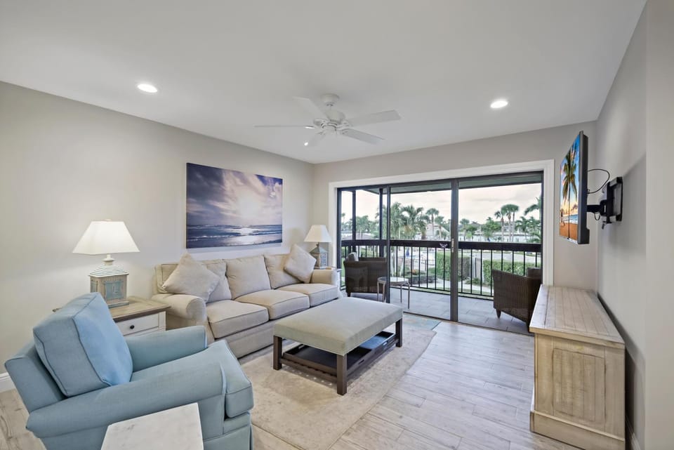 Garden unit with pool, grills and beach access House in Marco Island