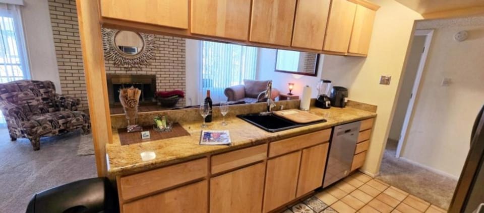 Hot Air Balloon Haven, King Bed, Office, Foosball, Basketball House in Albuquerque
