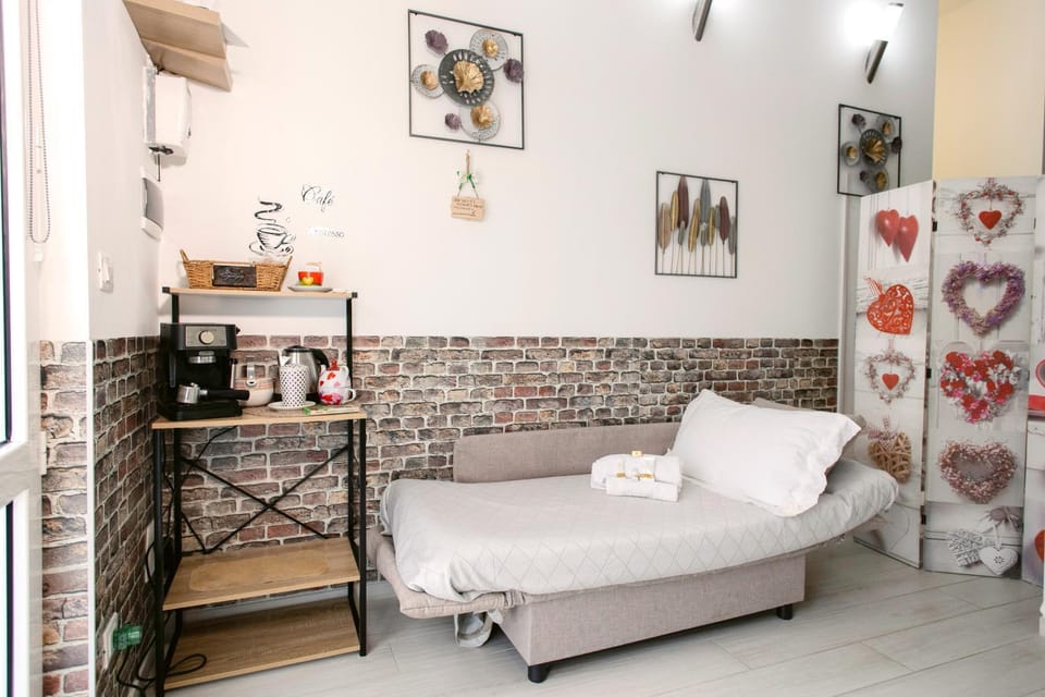 Bed, Living room, Photo of the whole room, Seating area, Bedroom
