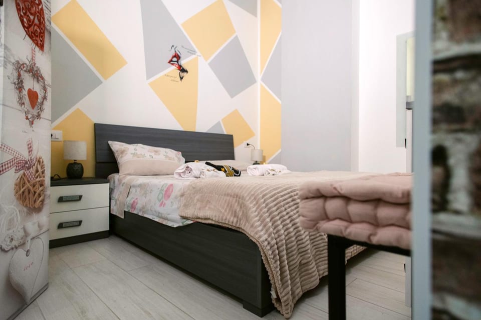 Bed, Photo of the whole room, Bedroom, towels, towels