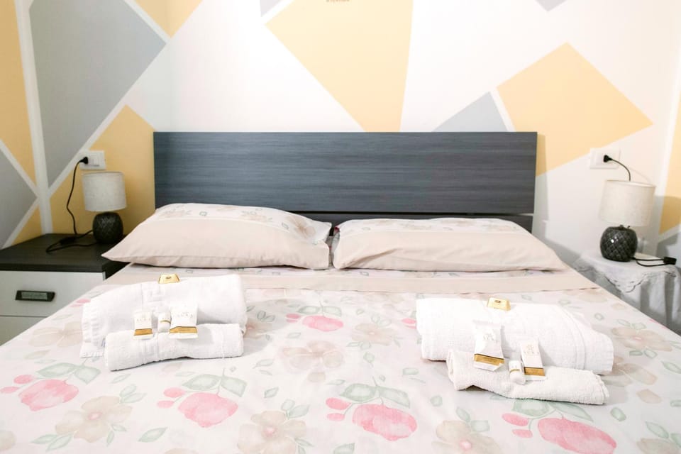 Bed, Photo of the whole room, Bedroom, towels, towels