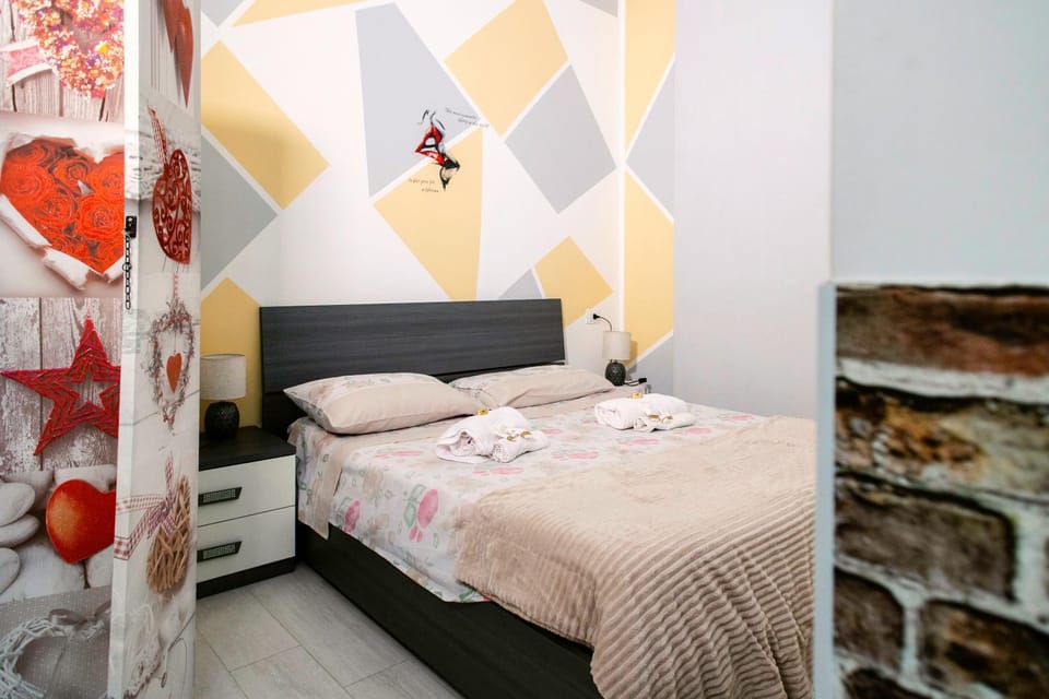 Bed, Photo of the whole room, Bedroom, towels, towels