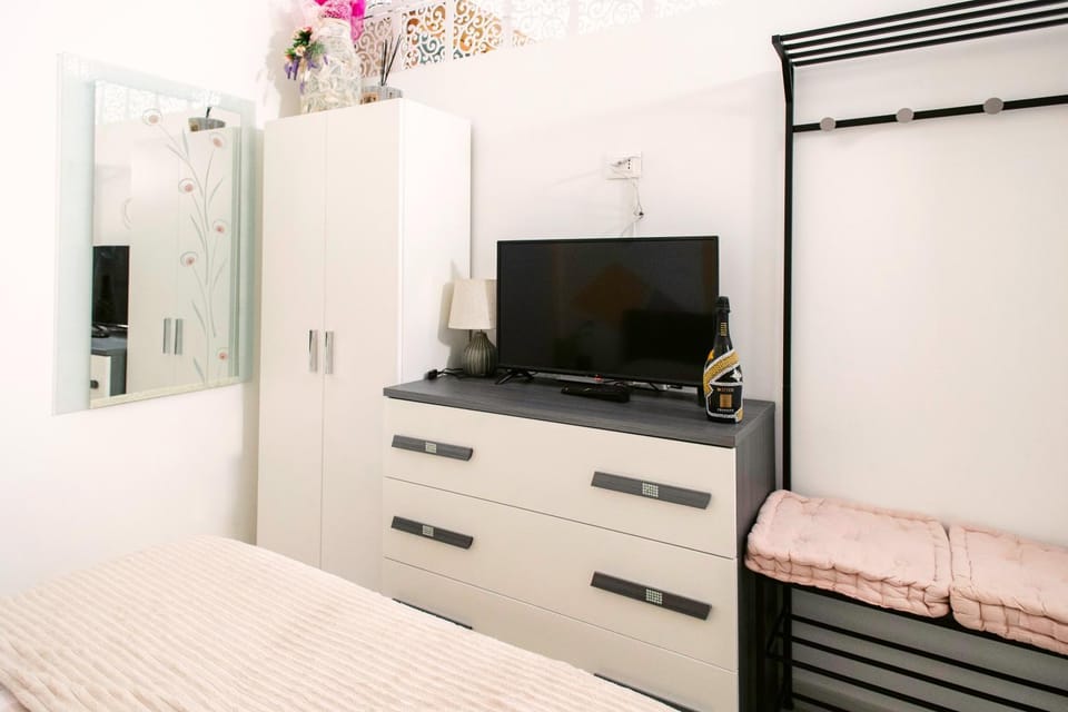 Communal lounge/ TV room, Bed, TV and multimedia, Photo of the whole room, Bedroom, wardrobe