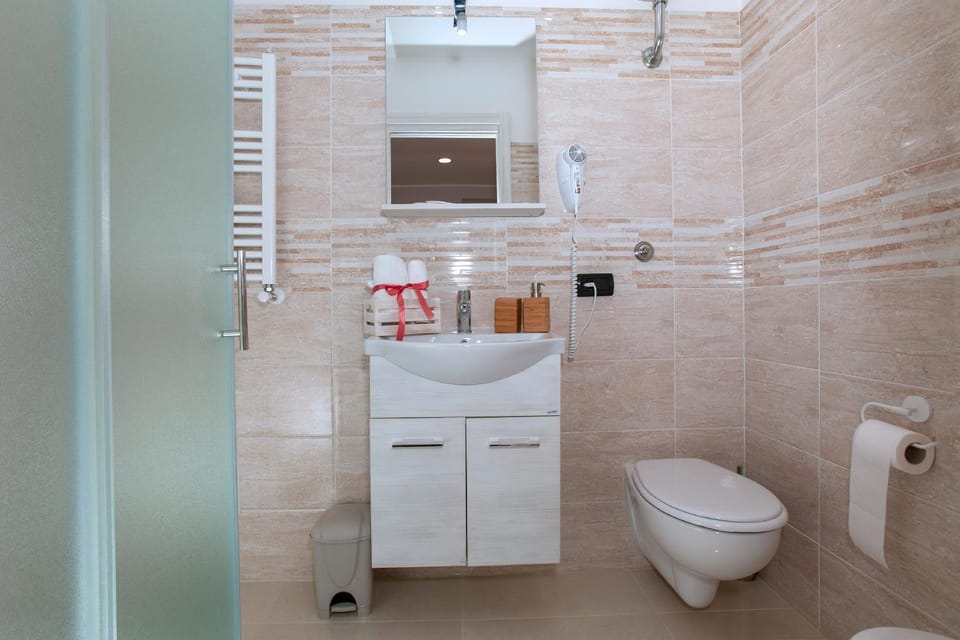 Shower, Toilet, Bathroom, towels