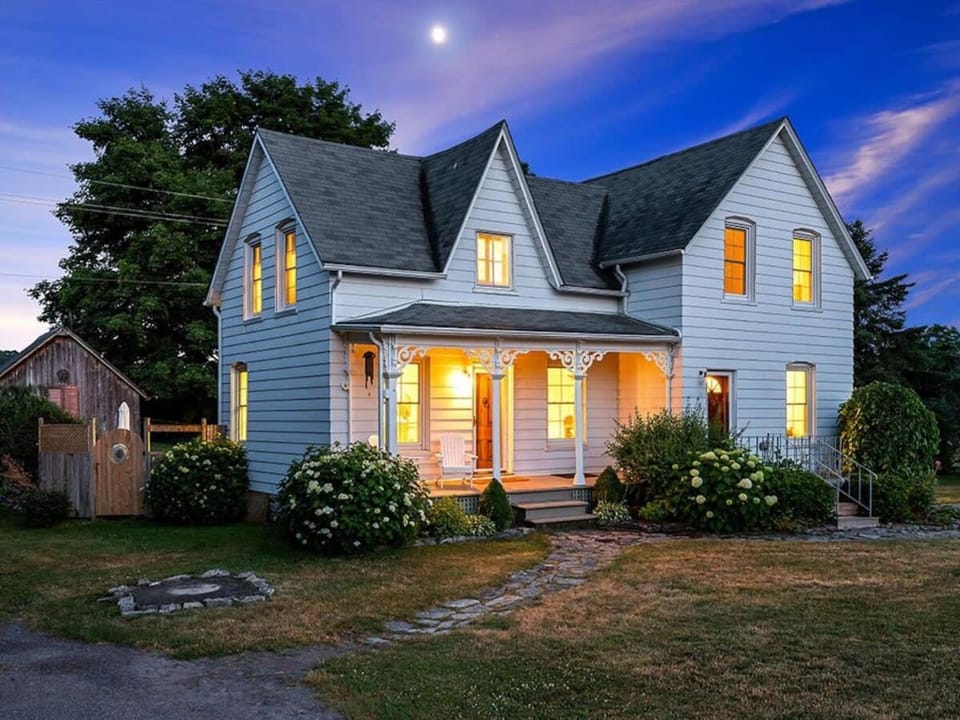 The Gem - Beautiful farmhouse with hot tub House in New York