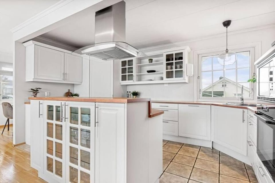 Kitchen or kitchenette, dishwasher, oven, stove
