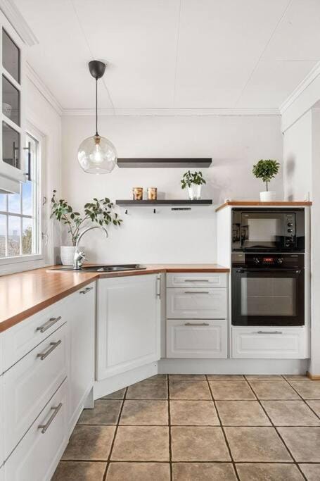 Kitchen or kitchenette, dishwasher, oven, stove