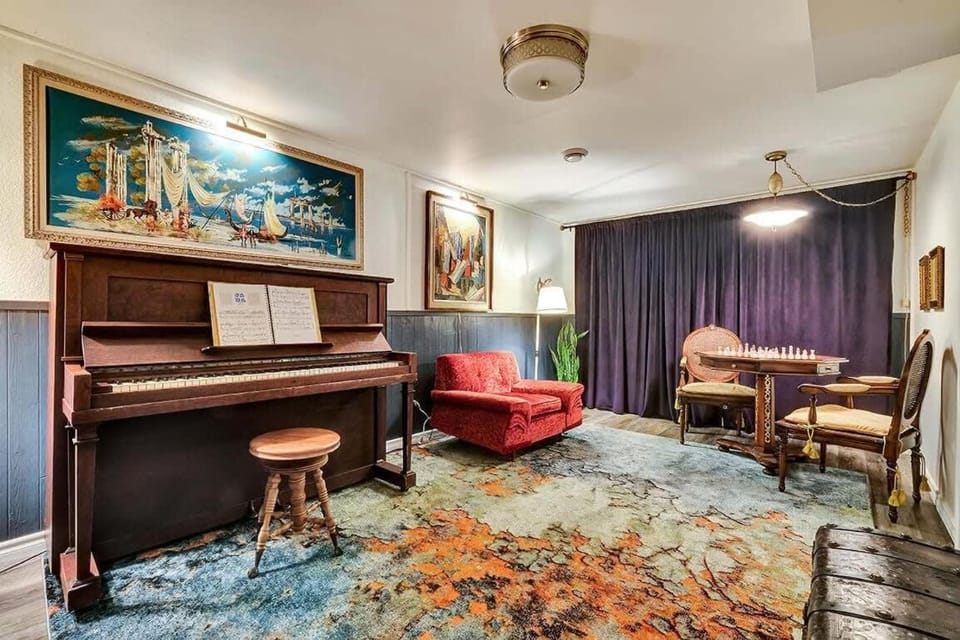 Retro vibe w hot tub piano lounge and vinyls House in New York