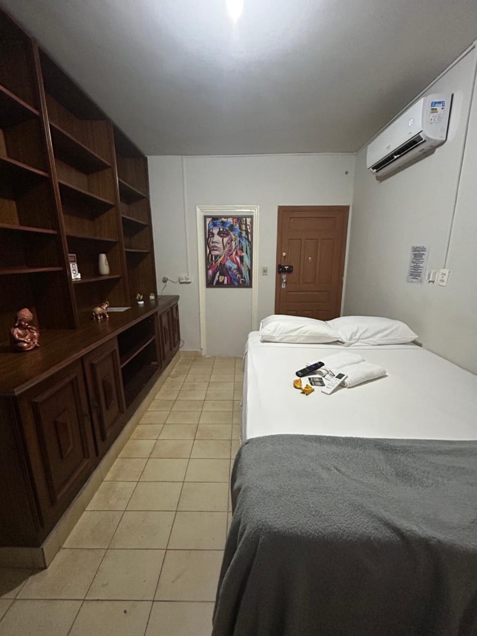 Photo of the whole room, air conditioner