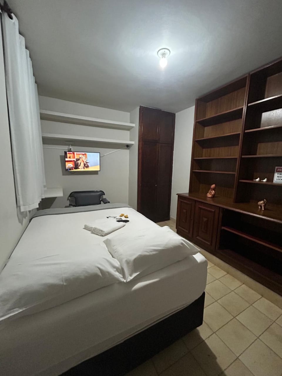 Bed, TV and multimedia, Photo of the whole room, Bedroom, towels
