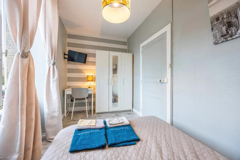 Bed, TV and multimedia, Bedroom, wardrobe