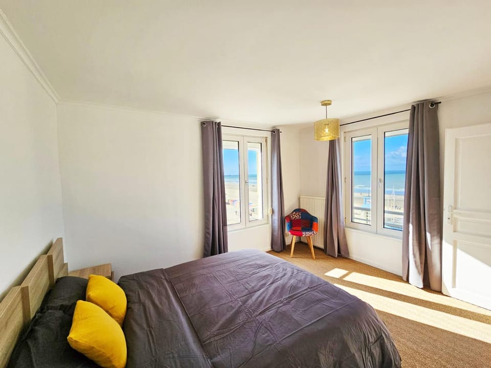 Bed, Natural landscape, Photo of the whole room, Bedroom, Sea view
