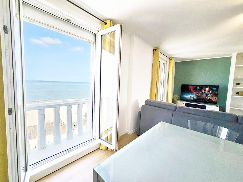 Communal lounge/ TV room, Natural landscape, TV and multimedia, View (from property/room), Balcony/Terrace, Sea view