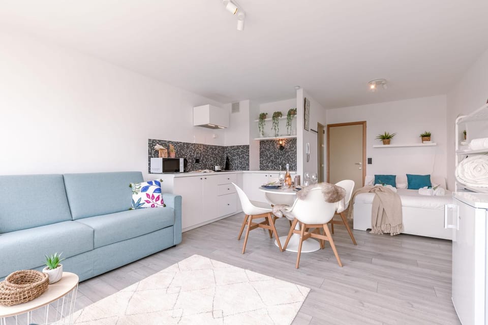 Bed, Kitchen or kitchenette, Photo of the whole room, Seating area, Dining area