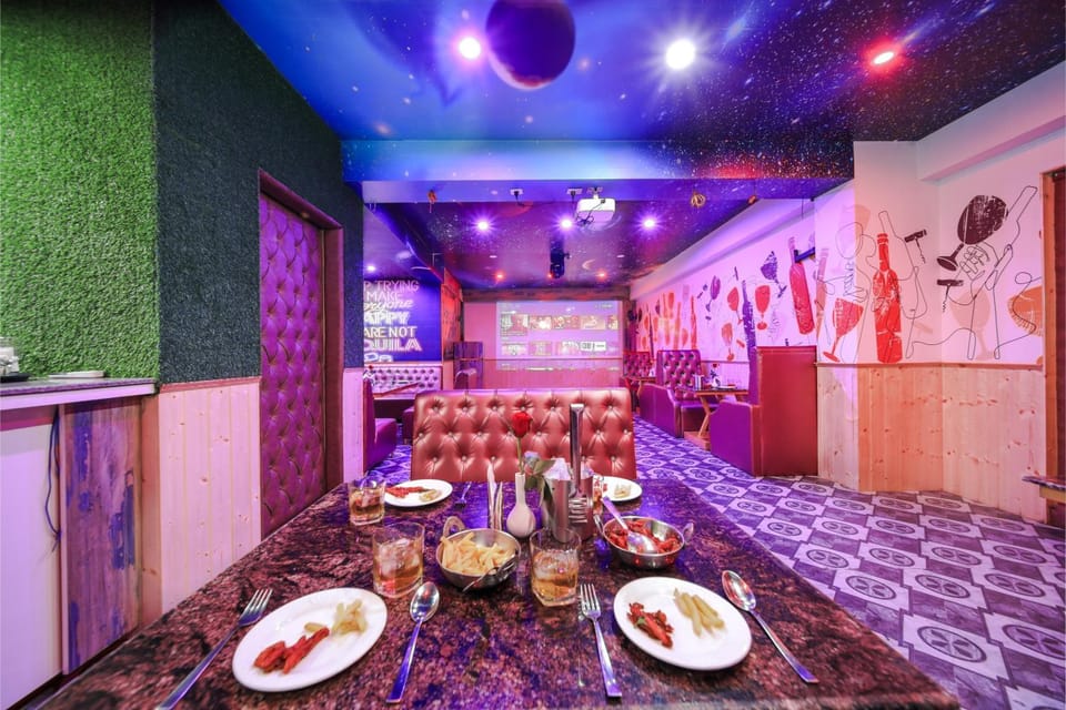 Nightclub / DJ, Seating area, Evening entertainment, Food, Drinks