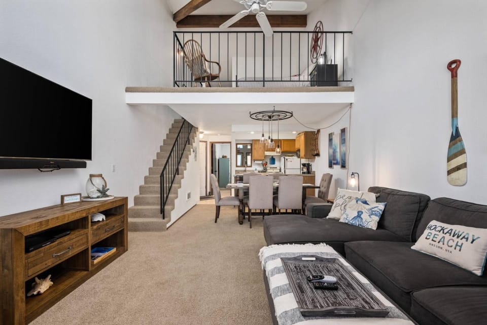 Beachfront Bliss at Rockaway Creek Inn House in Rockaway Beach