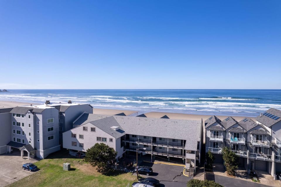 Beachfront Bliss at Rockaway Creek Inn House in Rockaway Beach
