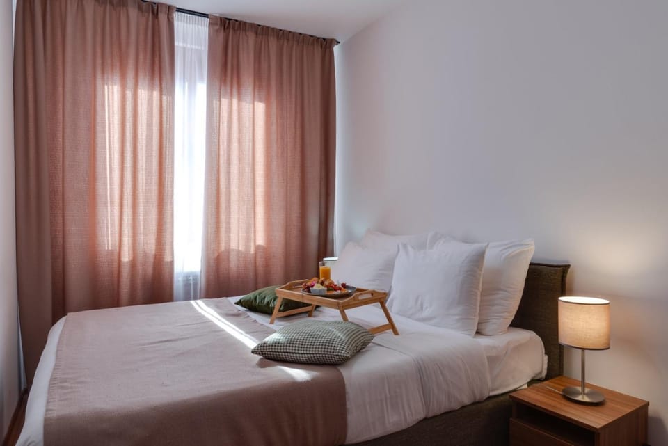 Bedroom, Breakfast