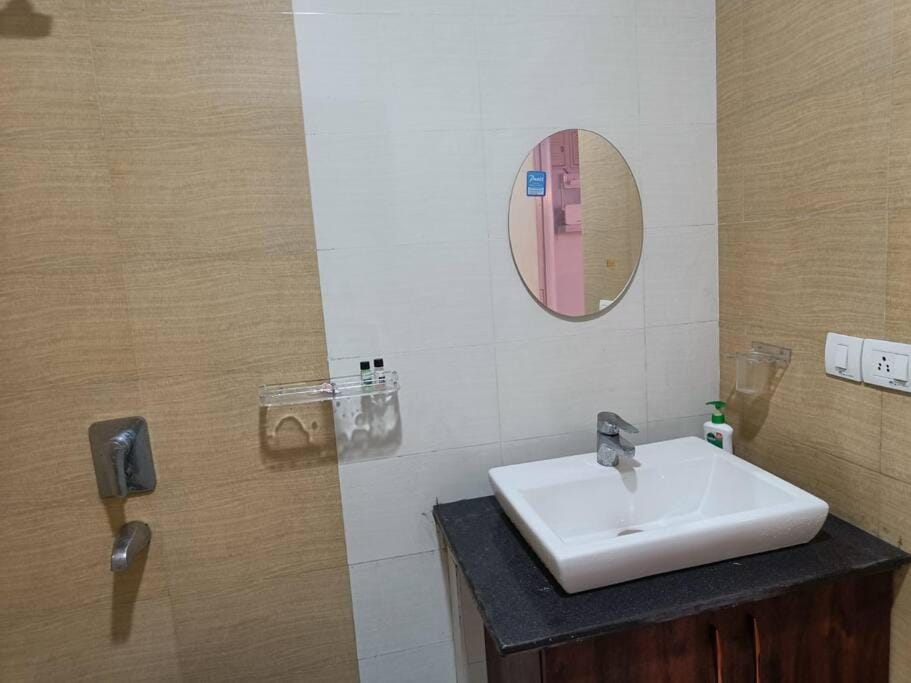Elegant Xanadu Studio -Pool, Airport, CC2 Mall Apartment in Kolkata