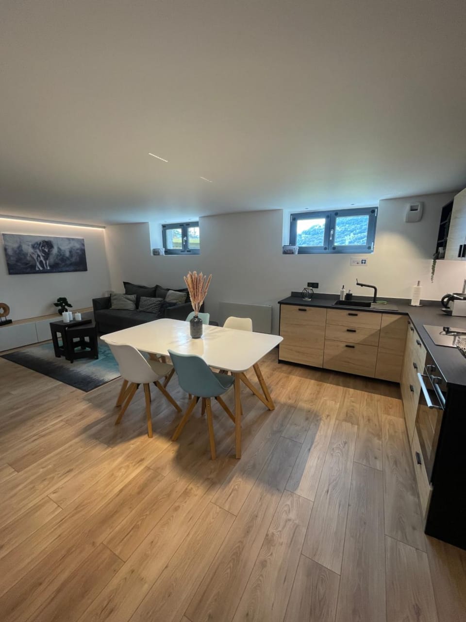 Kitchen or kitchenette, Dining area