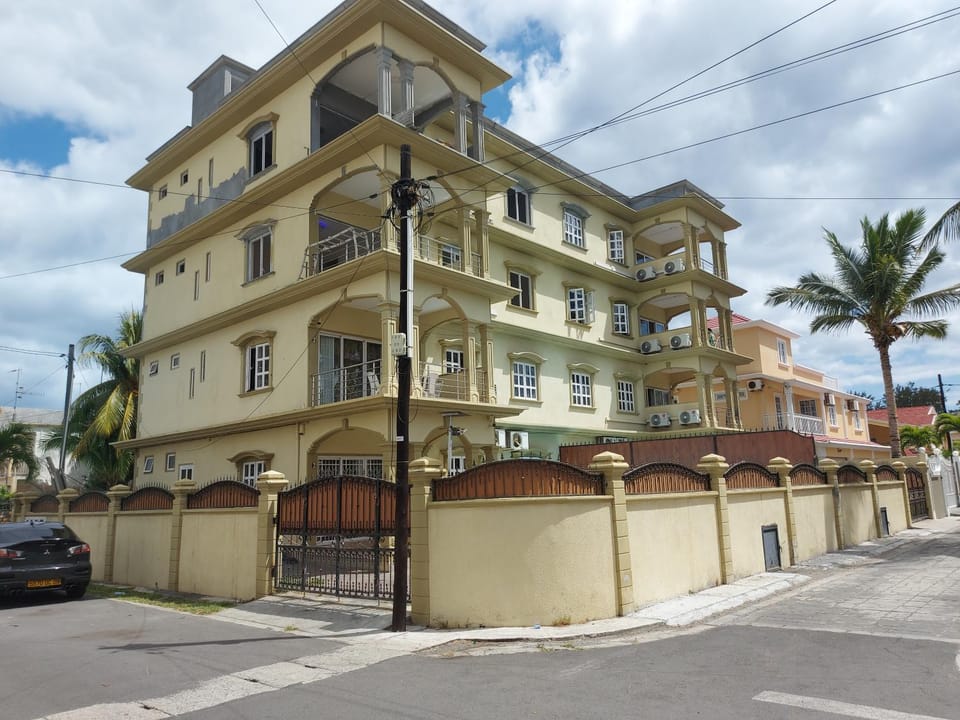 RS VILLA SHARE APARTMENT with private room ,good wifi, 150mts to beaches bus stop, Vacation rental in Flic en Flac