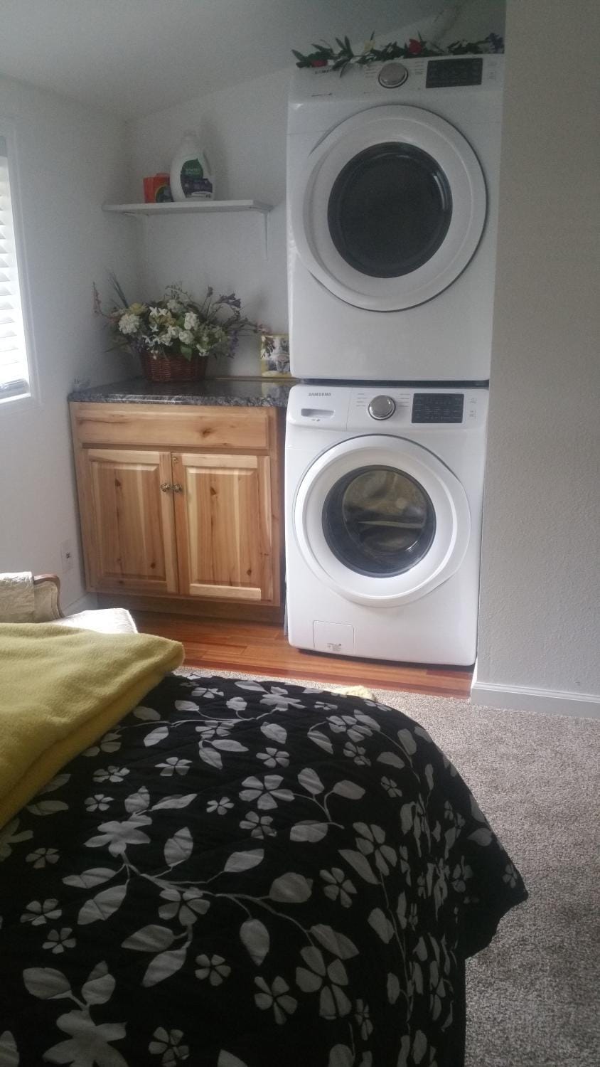 Bed, Bedroom, washing machine, dryer