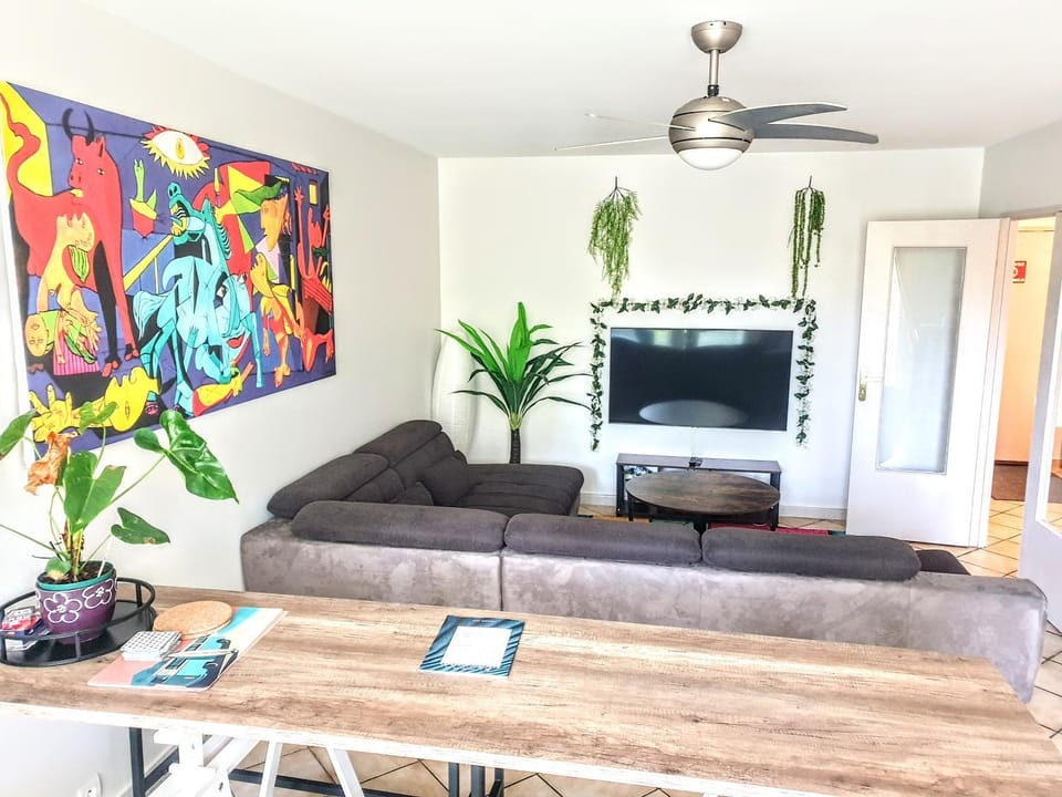 Communal lounge/ TV room, TV and multimedia, Dining area